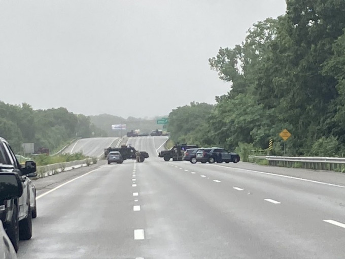 警方在一条高速公路上与一批武装男子对峙数小时。州警图片
