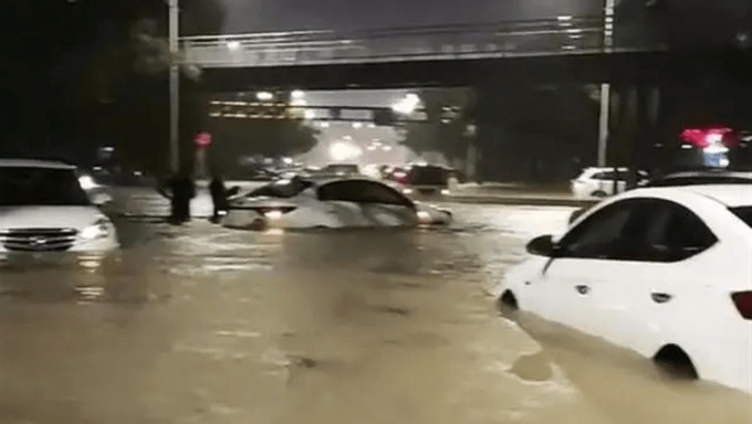 浙江嘉善破纪录暴雨致严重水灾，全城沦「大型泳池」。