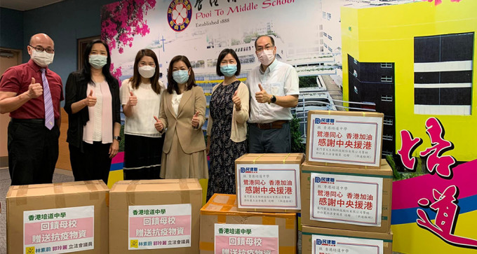 郭玲麗（右3）與林素蔚（左3）回到母親贈送抗疫物資。（郭玲麗facebook）