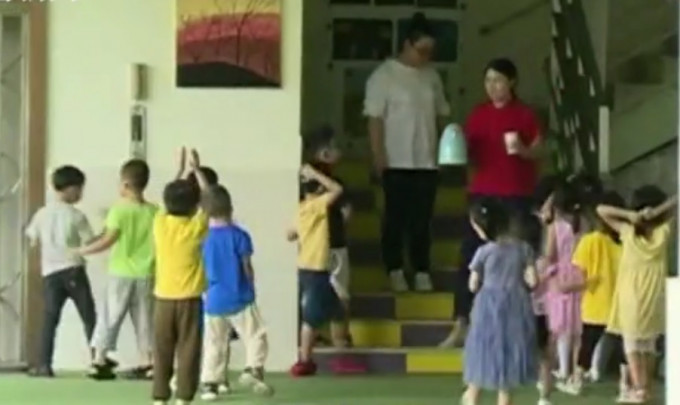 深圳有幼儿园用强力消毒粉沟水让幼童洗手。网上图片