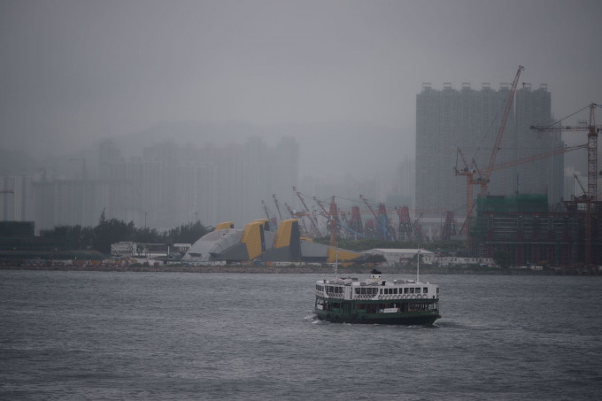 伴隨強陣風的雷雨帶橫過本港。