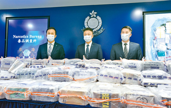 警方毒品調查科高級警司張天樂(中)、警司劉啟鵬(左)及高級督察吳嘉倫(右)講述案情。