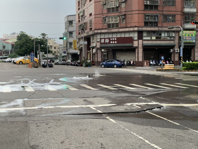 地震發生後，地下水管及天然氣管線破裂造成外洩，路面隆起。