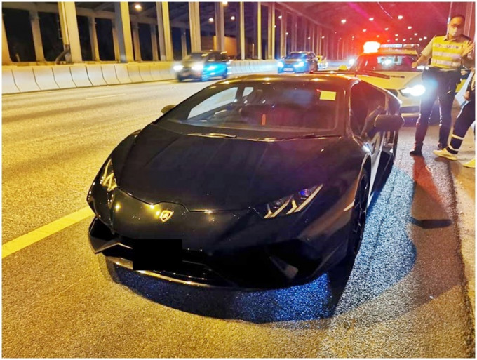 涉案跑車以高速往元朗方向行駛，並超速、左穿右插、爬頭超車。