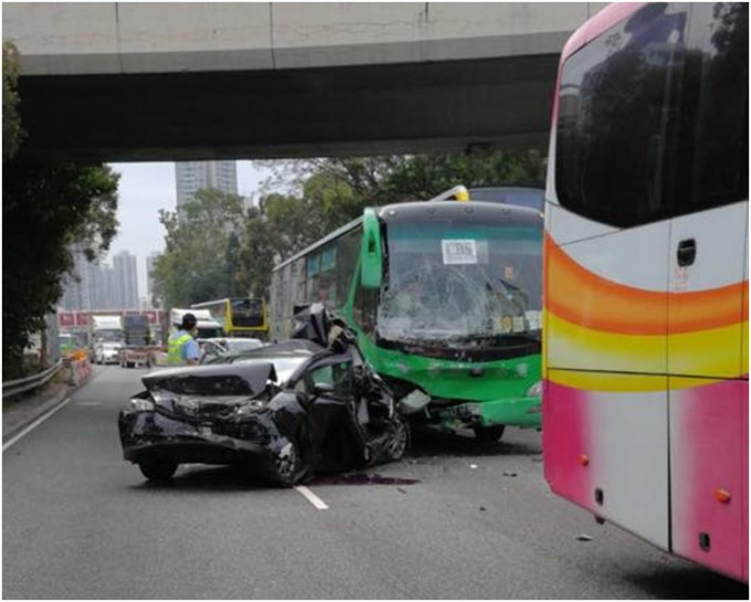 意外涉及一辆私家车及两辆旅游巴。facebook‎马路的事讨论区Kaho Fan转载