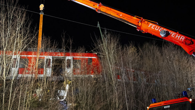 德國慕尼黑兩列火車相撞，至少1死14傷。AP圖片