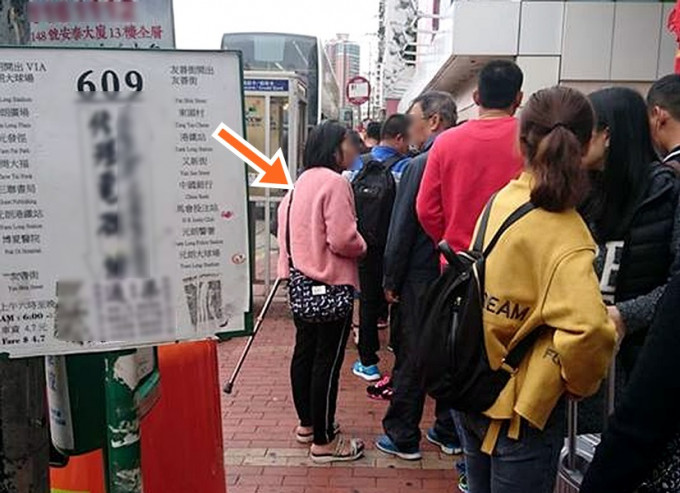 网民指昨日一名大妈(箭咀示)在元朗广场巴士站，向候车乘客逐一拍背脊借钱。