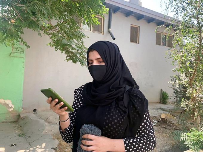 阿富汗教育部頒布新規定，女性上大學要戴面紗，只露出雙眼。AP