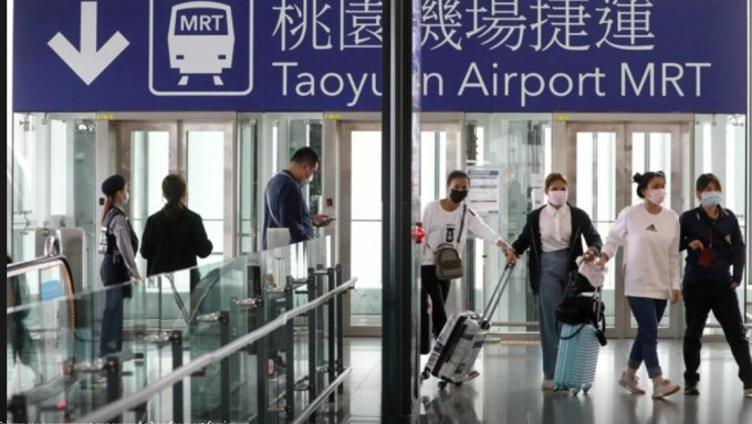 台湾入境人数放宽至每周5万人次。路透