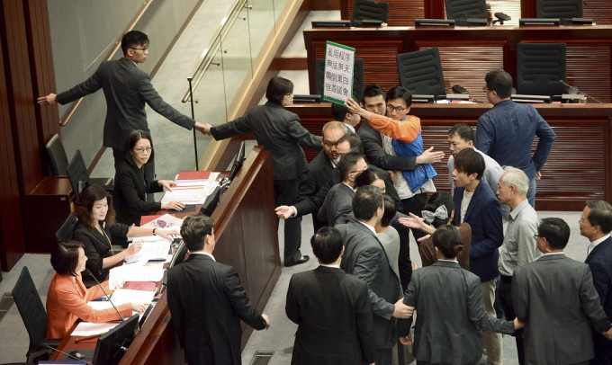 多名泛民议员离席冲向主席台向李慧琼表不满。苏正谦摄