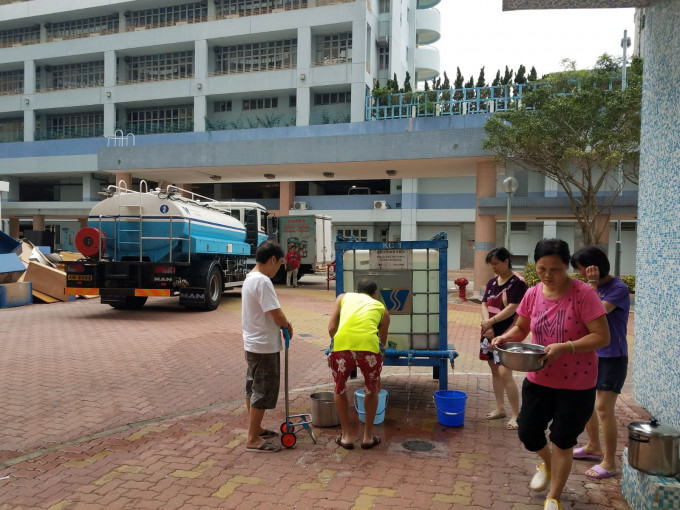水务署派出水车到长宏邨供市民取用食水。徐裕民摄