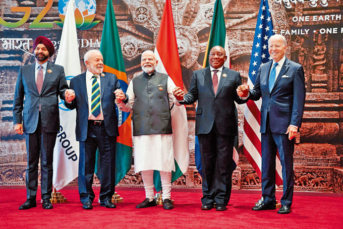 印度总理莫迪（中）与巴西总统卢拉（左二）、南非总统拉马福萨（右二）、拜登在G20峰会上合照。