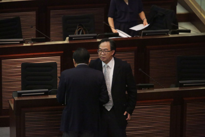 小組主席盧偉國指，有個別議員在會上提問超過10次。