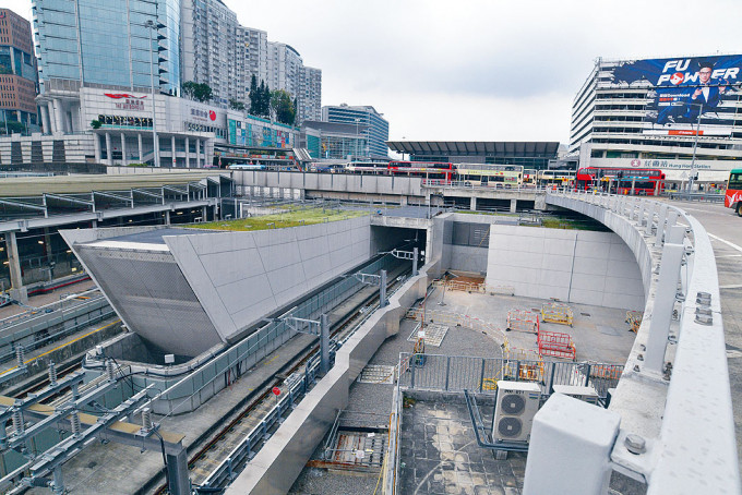 港鐵紅磡站擴建工程南北樓層昨傳出出現滲水問題。