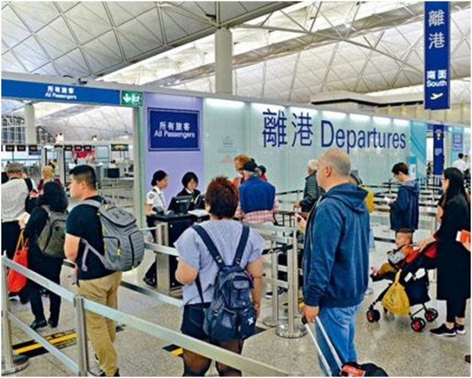 保安局估算去年有6500名香港居民移民外國跌幅14.5%。