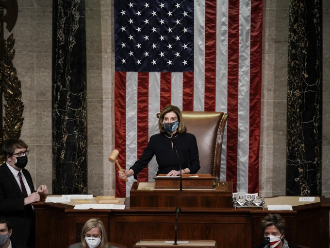 众议院议长佩洛西的讲台已被放回国会大厦。AP图片