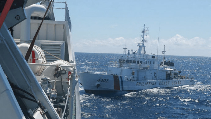 菲律宾船闯仁爱礁，中国海警以高压水炮驱离。