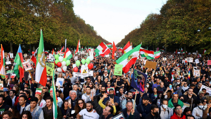 柏林上周六有数以万计的人响应号召，上街参加游行。路透社图片