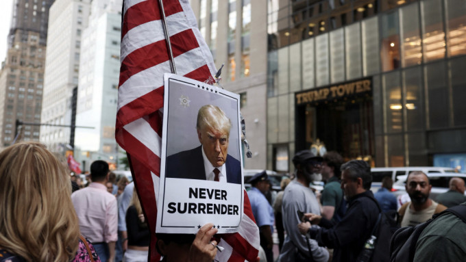 特朗普被判罪成後，支持者在紐約特朗普大廈外聚集為他打氣。 路透社