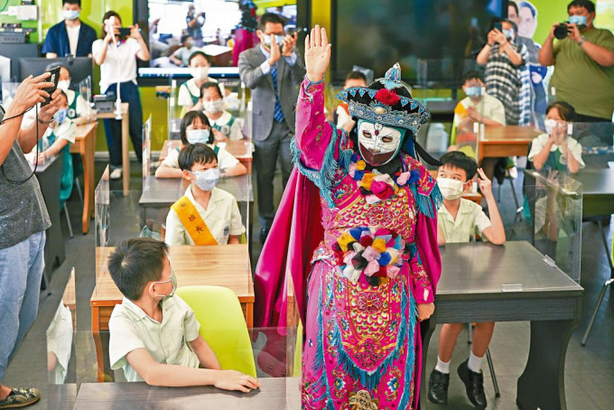 許善慈善基金邀請變臉大師韋飛雄在鳳溪第一小學表演變臉藝術，宣揚中國非物質文化遺產。　