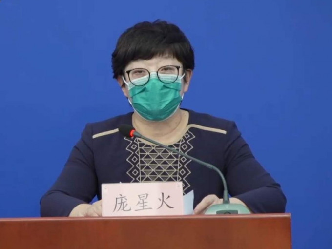 北京市疾病预防控制中心副主任庞星火通报了这两宗境外输入性确诊病例的情况。(网图)