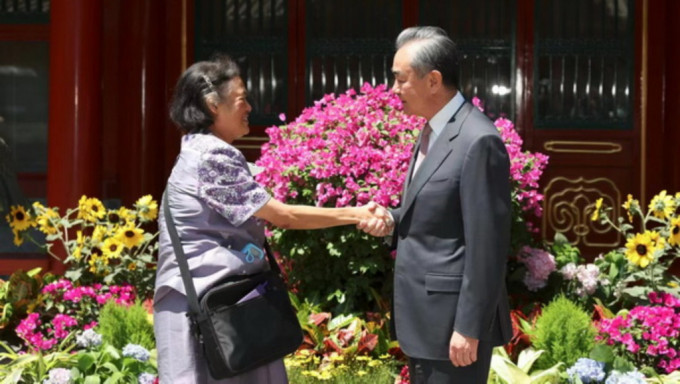 王毅在北京与诗琳通会面。外交部