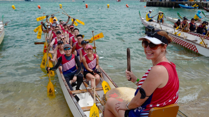 美國駐港澳總領事館的龍舟隊參與昨日舉行的赤柱龍舟錦標賽。領事館FB