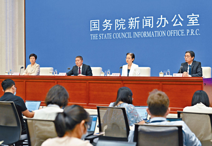 劉國強（左二）在國新辦發布會上指出，人民幣匯率雖然有所貶值，但是沒有偏離基本面。