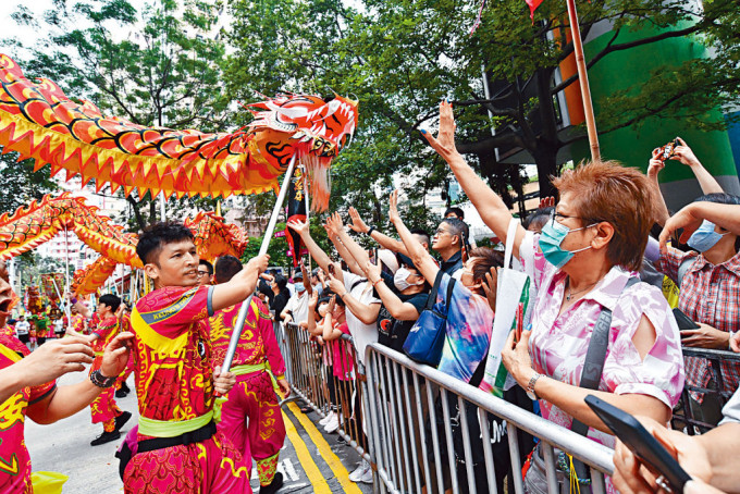 筲箕湾谭公庙庆祝谭公诞活动，吸引大批市民前来参加。