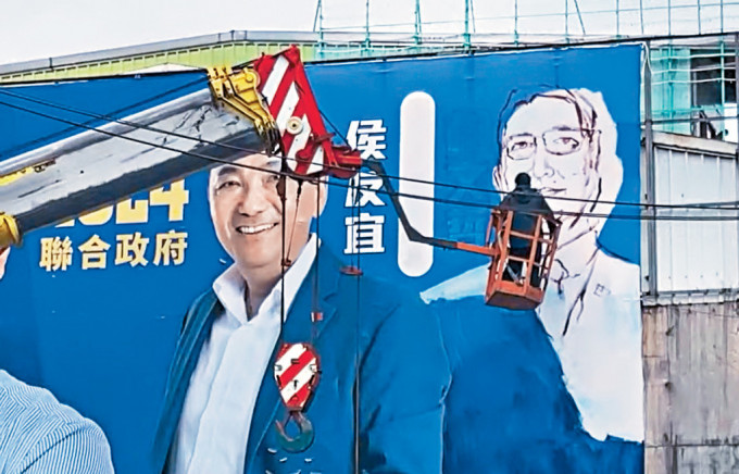蓝白合破局后，有国民党立委参选人请画师在巨型海报上手绘赵少康取代柯文哲。