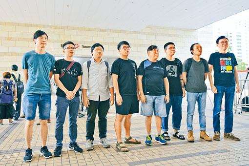 吳文遠（右一）等八人分別獲判緩刑及社會服務令。