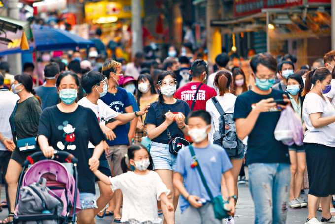 ■台湾疫情有缓解，市面人流增多，但都戴上口罩防疫。