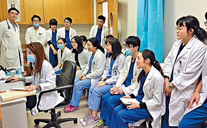 內外全科醫學士課程的臨牀醫學課堂，要求學生細心觀察、思考，並靈活運用所學知識。