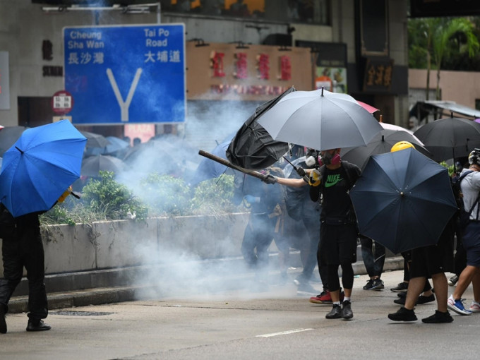 内地《环球时报》发表社评，示威者的野蛮行径从周六到周日出现了新的歇斯底里。