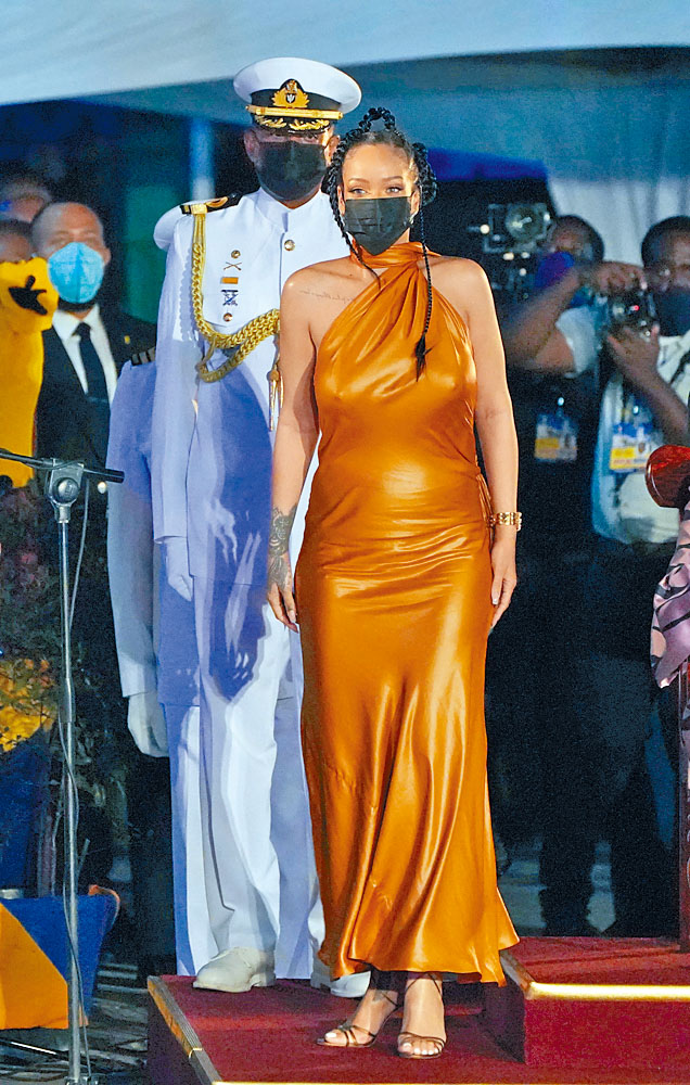 Rihanna获封巴巴多斯国家英雄，腹部微隆出席表扬仪式。