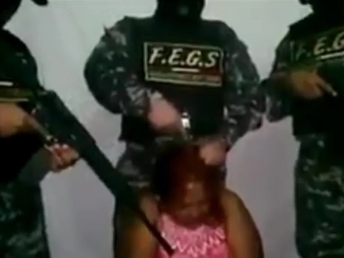 贩毒集团Los Zetas一名女成员被敌对组织抓到，惨遭拷问、虐待、枪决斩首。(网图)