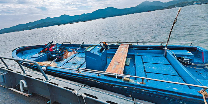 水警日前亦在流浮山后海灣拘捕南亞裔「人蛇」，檢獲涉案舢舨。