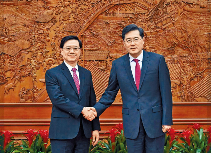秦剛（右）表示，外交部堅定支持香港特區政府依法施政。