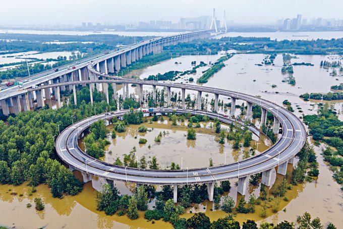 長江水位暴漲，武漢天興洲大橋半淹江中。
　　