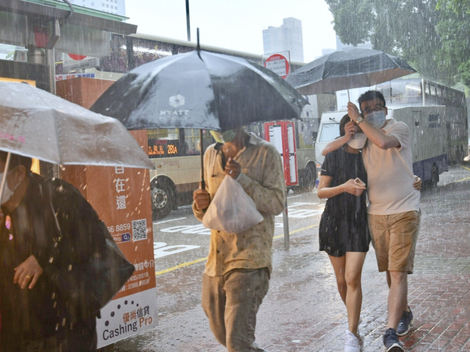 本港明起会持续有骤雨，直至周四为止。资料图片