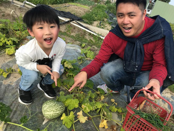 黄伟纶介绍机电工程署助理电气督察徐志杰。政府图片