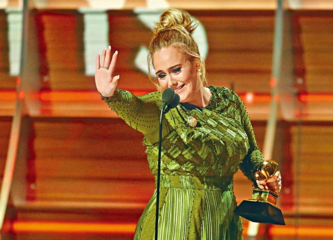 Adele曾在台上称不爱自己的父亲。