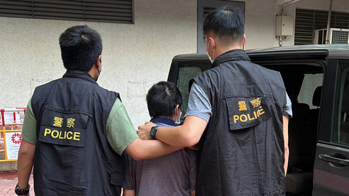 警方于汝州街拘捕一名64岁姓曾本地男子。警方提供