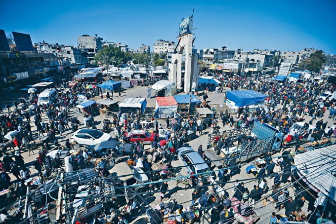 沙南部拉法市的一个市集人头涌涌。该市是以军下一个攻击目标。　