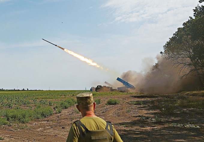 乌克兰炮兵部队在东部顿涅茨克前綫附近，以BM-27 Uragan自走炮开火。