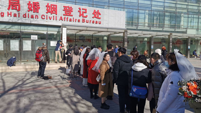 「20220222」结婚火爆，北京海淀区民政局婚姻登记处排长龙。张言天摄