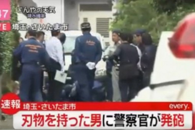 埼玉县也有一名男子持刀企图袭警，被警员开枪击中腹部，送医后宣告不治。  网上图片