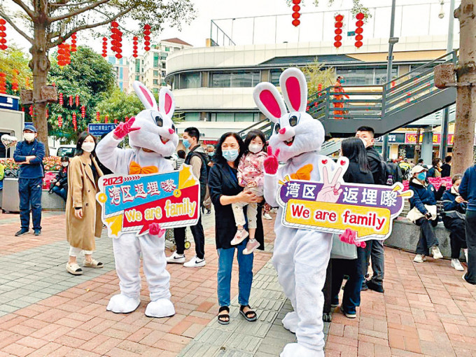 福田口岸外，有兔子打扮的工作人員手持標語歡迎港客。