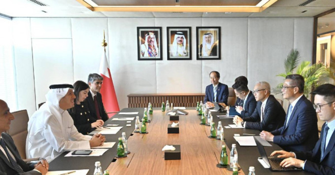 財政司司長陳茂波正在巴林訪問。圖為陳茂波（右二）與巴林王國主權財富基金Mumtalakat行政總裁Khalid Al Rumaihi（左二）會面。