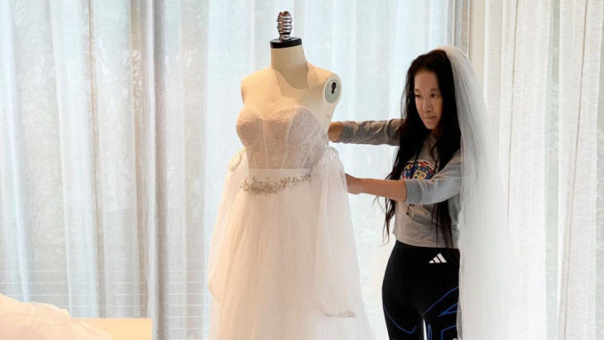以设计婚纱闻名Vera Wang创立自己的品牌，全因结婚时找不到自己满意的婚纱，便决定自己动手，结果声名大噪。 Vera Wang IG